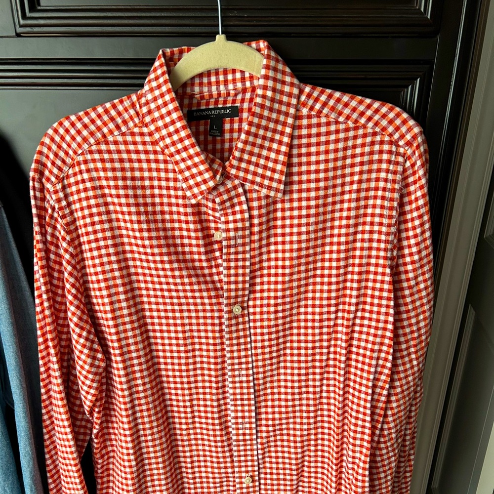 Banana Republic long sleeve button down shirt in Large